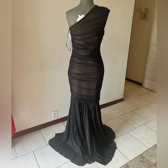 Elliatt Vienna Ruched One-Shoulder Gown - Picture 3 of 4